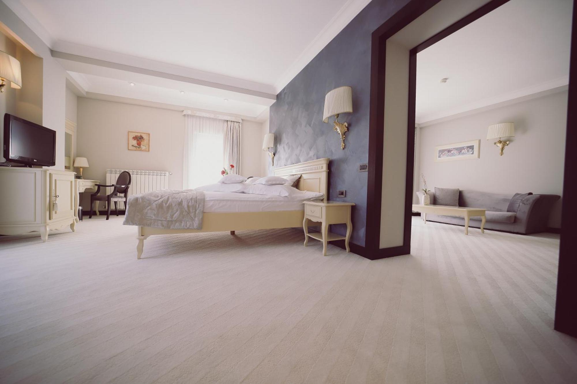 Hotel Helen Bacau Bagian luar foto