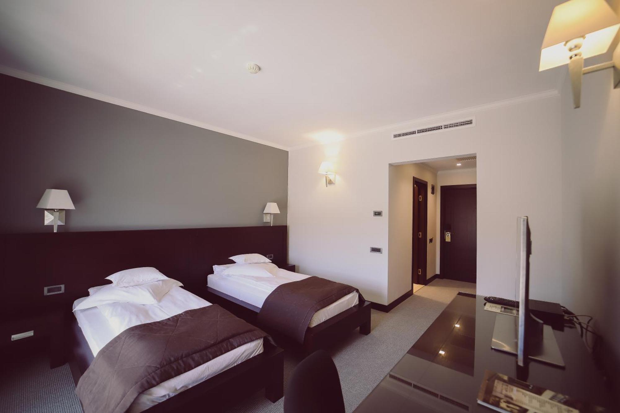 Hotel Helen Bacau Bagian luar foto
