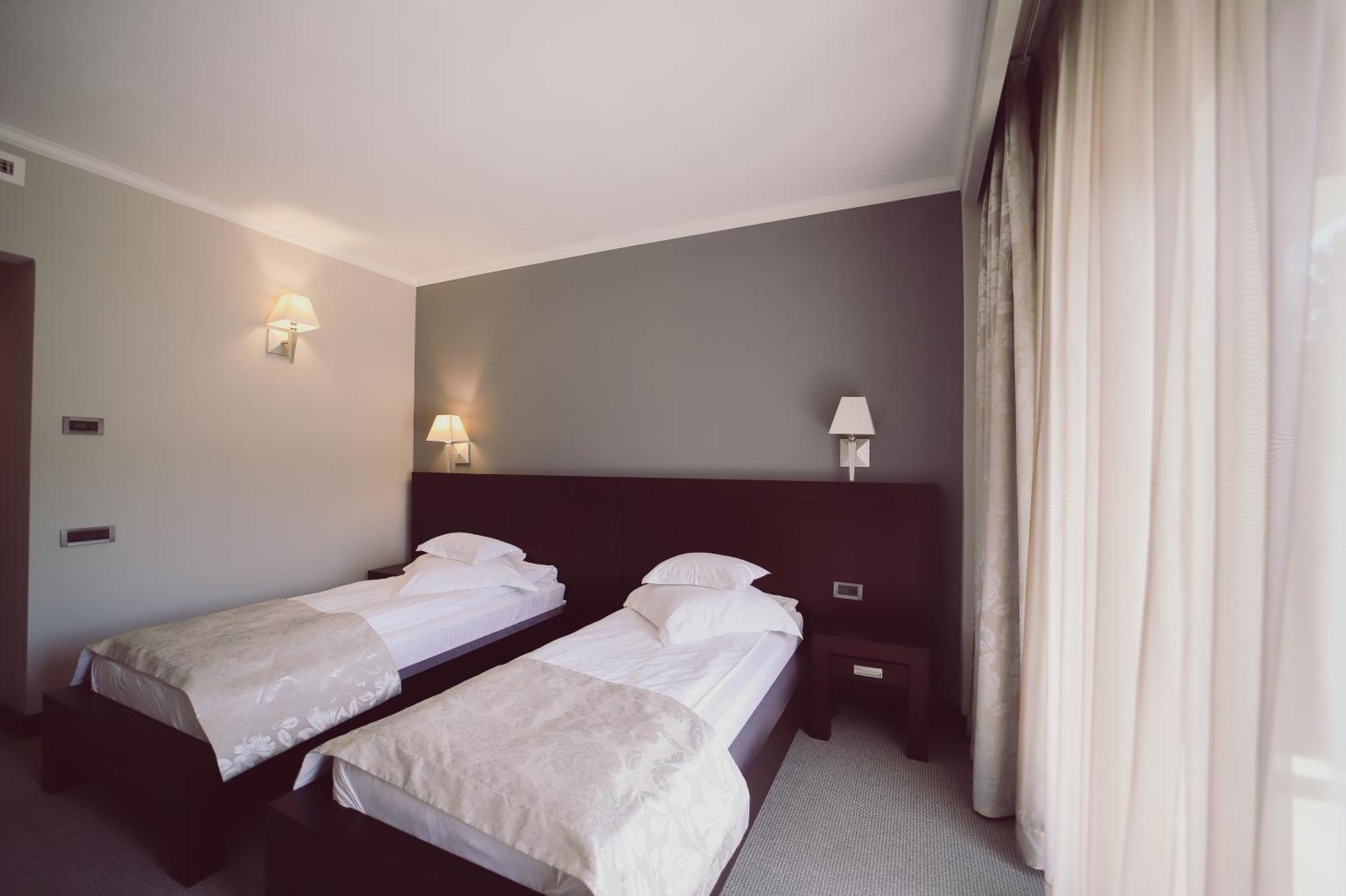 Hotel Helen Bacau Bagian luar foto