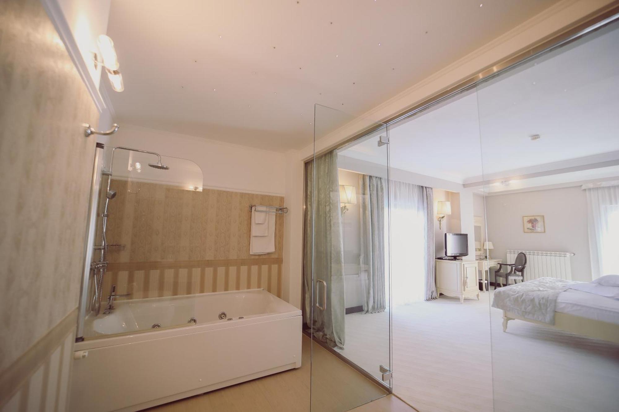 Hotel Helen Bacau Bagian luar foto