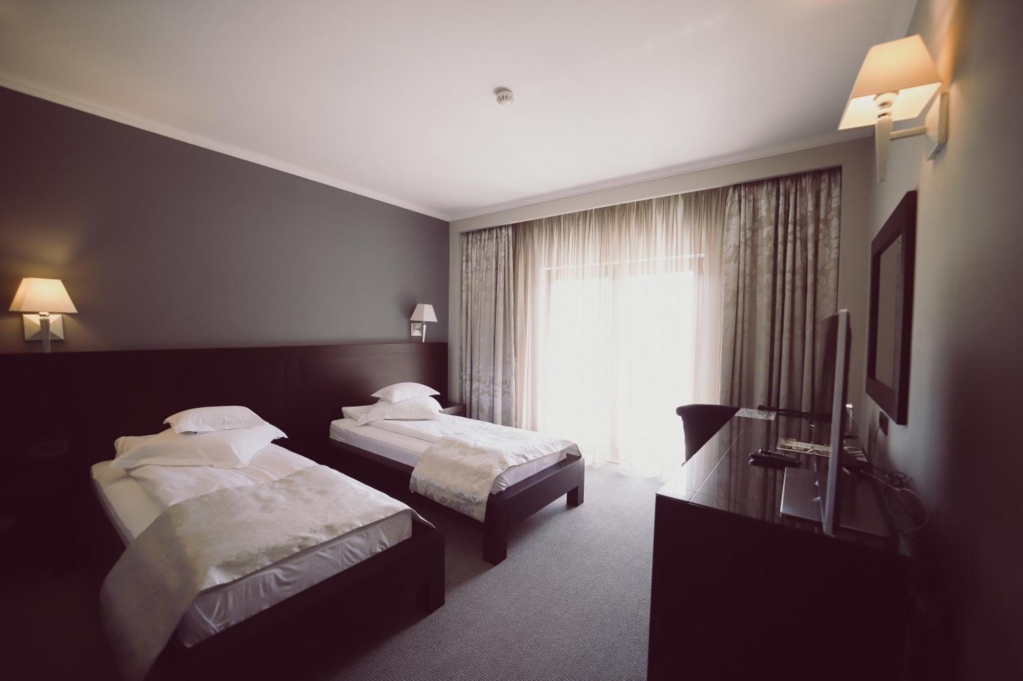 Hotel Helen Bacau Bagian luar foto