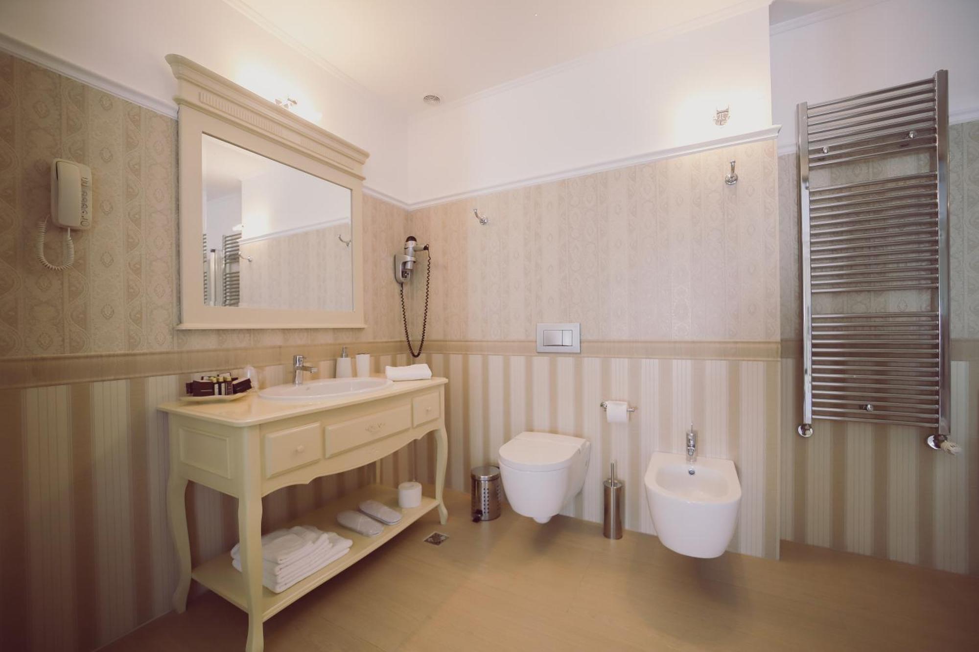 Hotel Helen Bacau Bagian luar foto