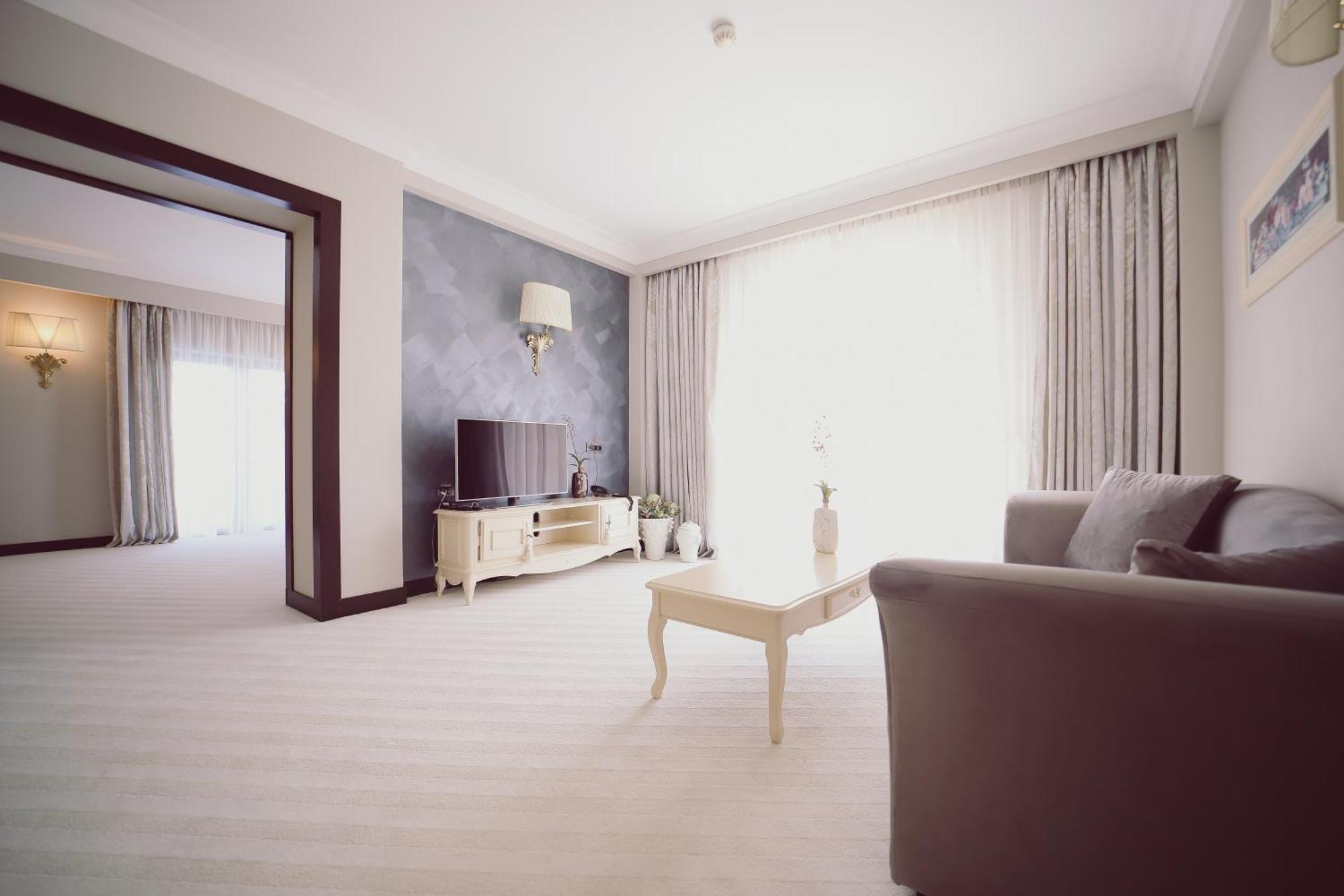 Hotel Helen Bacau Bagian luar foto