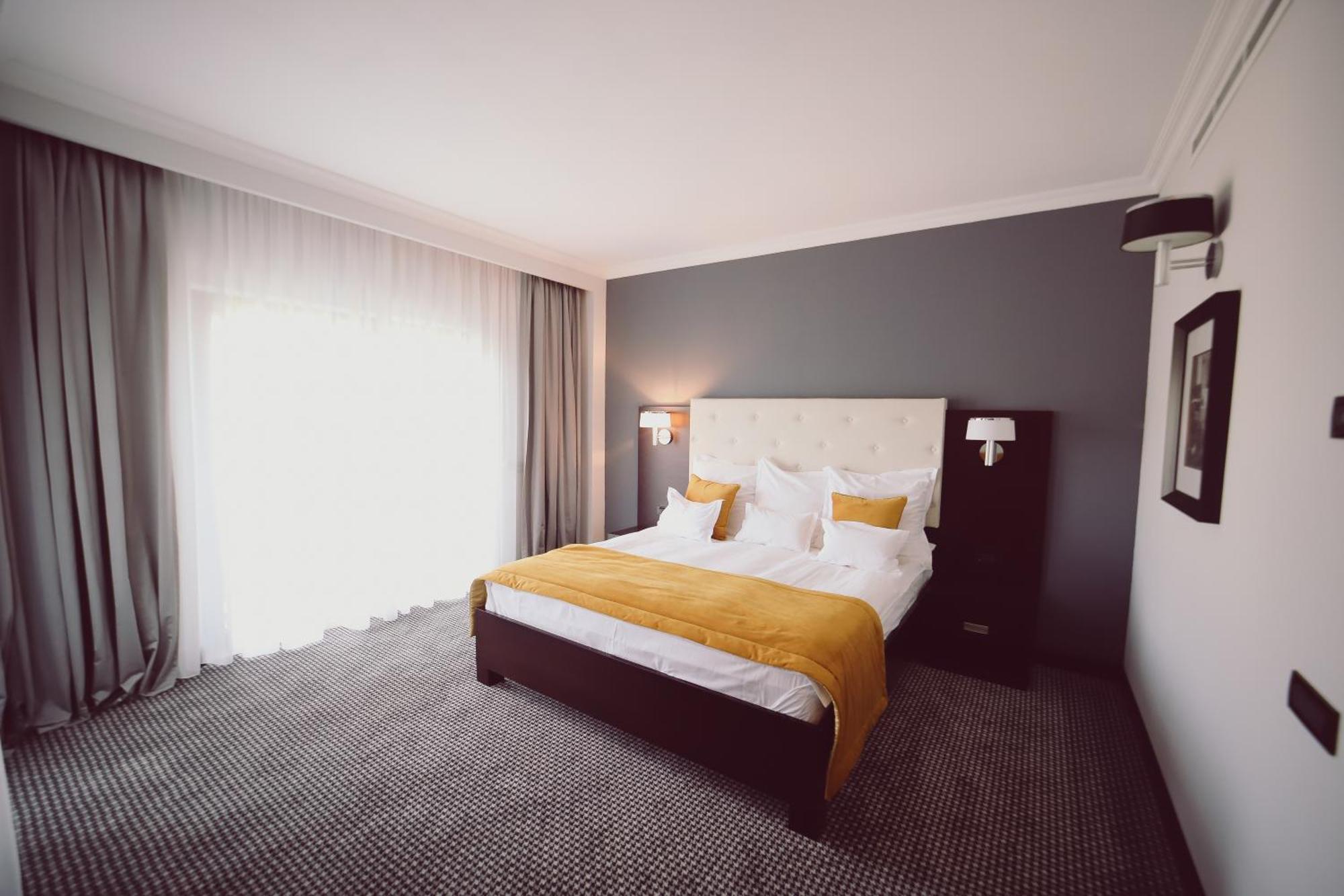 Hotel Helen Bacau Bagian luar foto