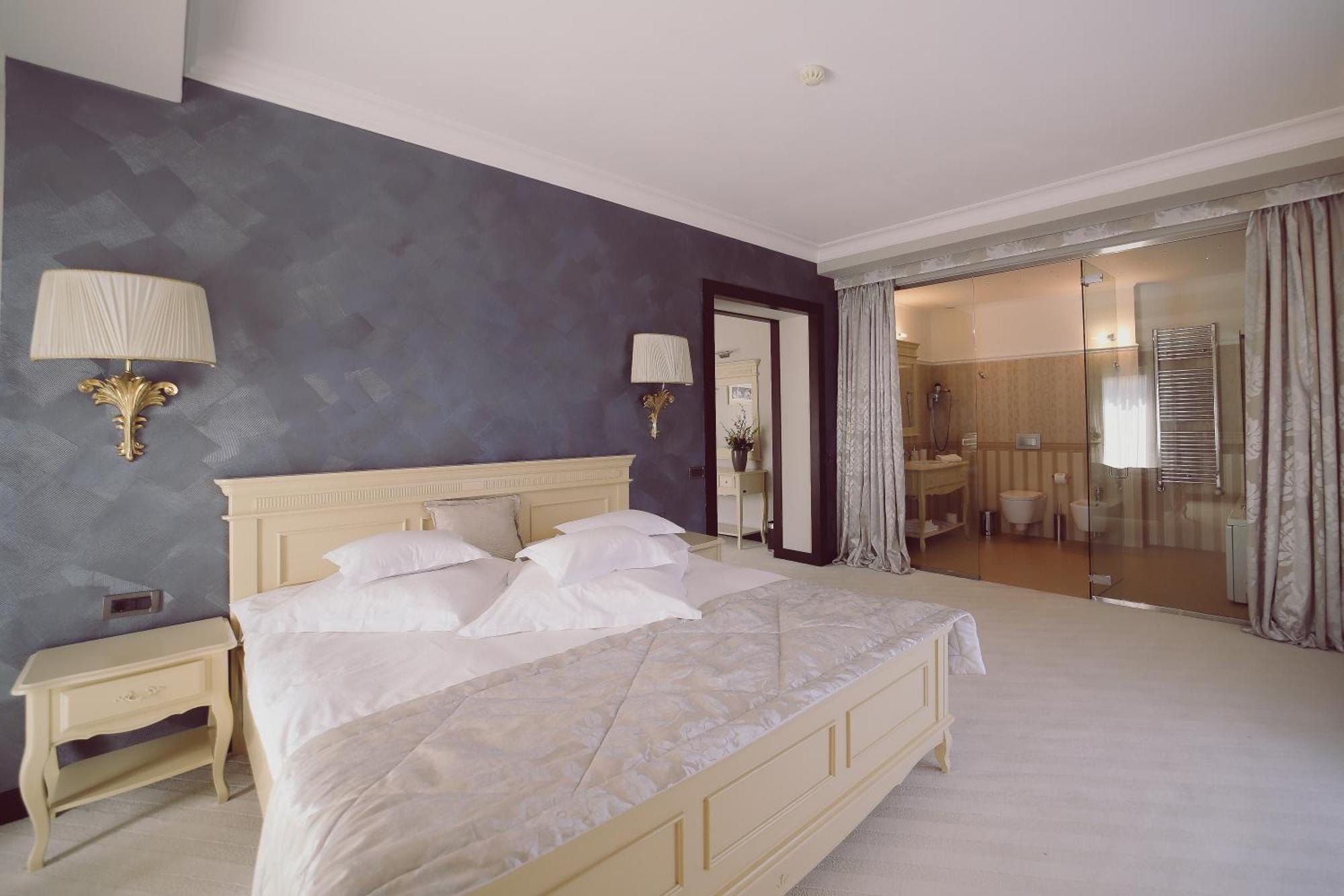 Hotel Helen Bacau Bagian luar foto