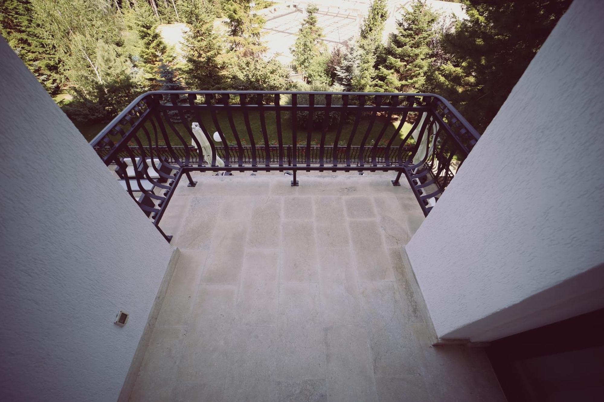 Hotel Helen Bacau Bagian luar foto