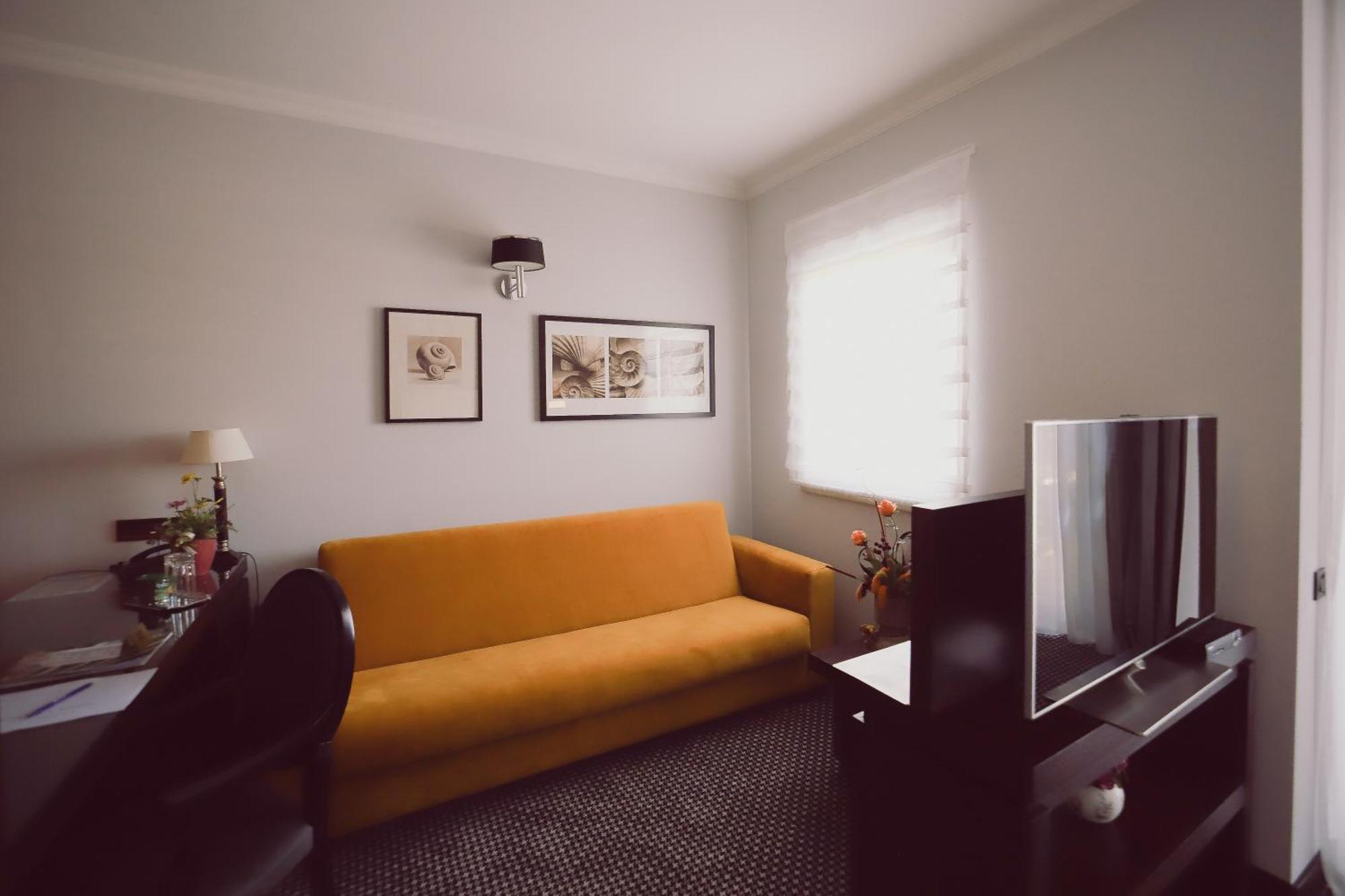 Hotel Helen Bacau Bagian luar foto