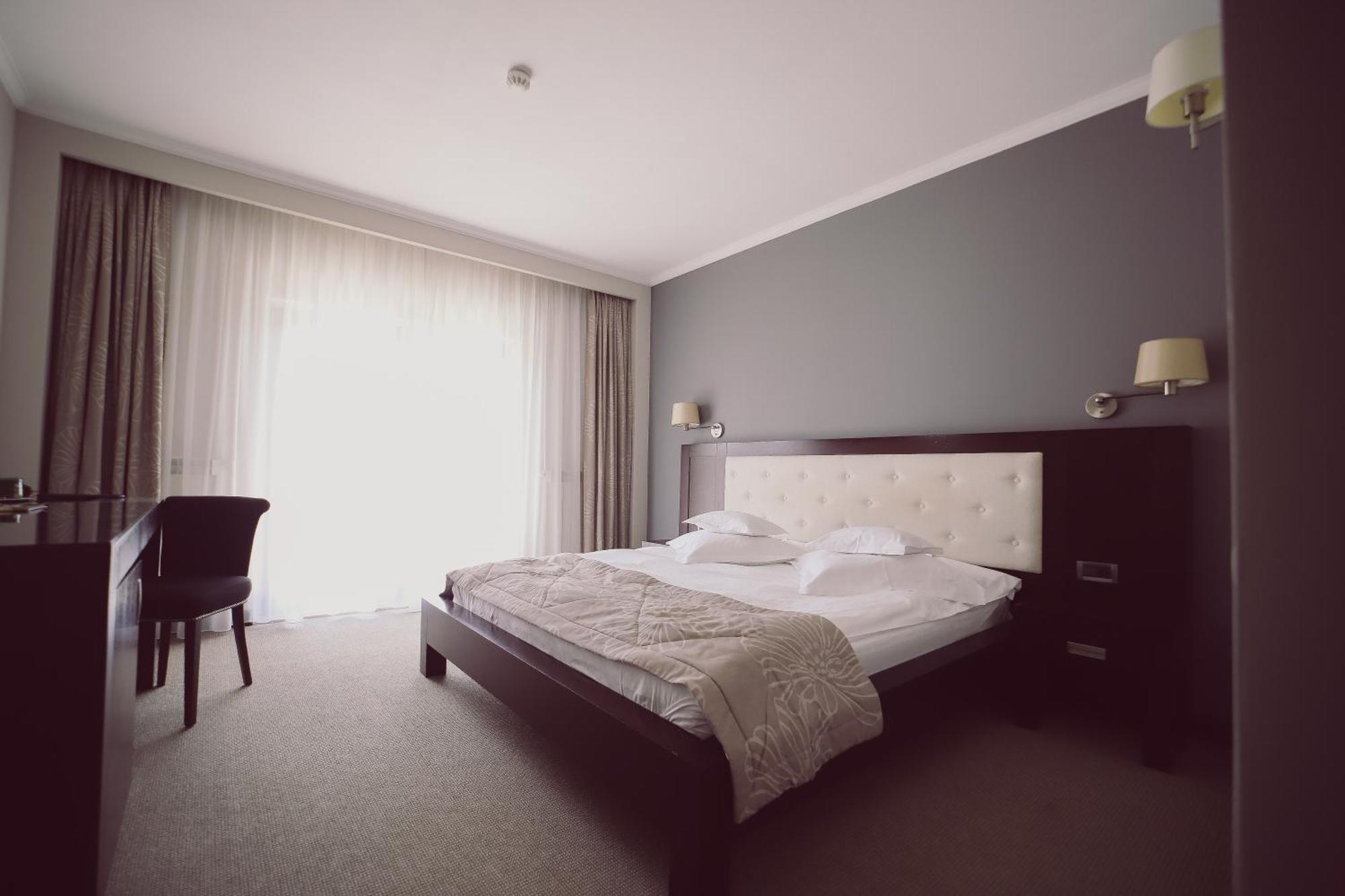 Hotel Helen Bacau Bagian luar foto