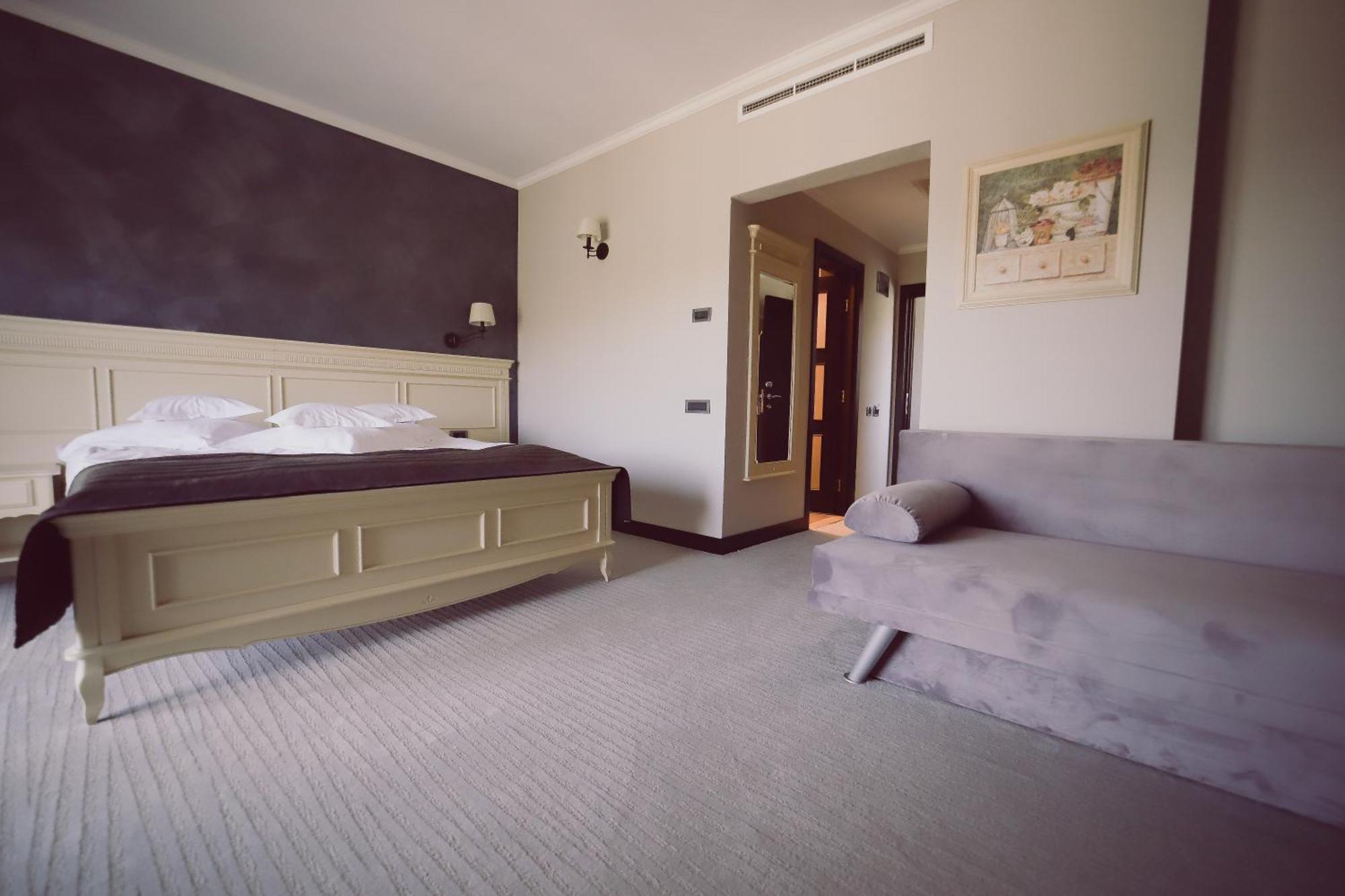 Hotel Helen Bacau Bagian luar foto
