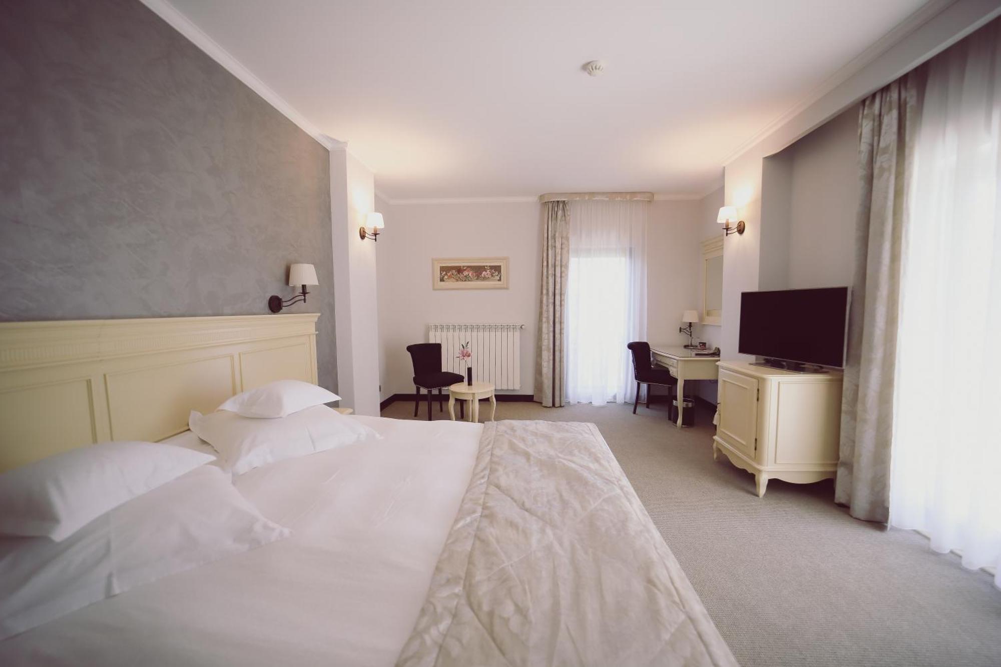 Hotel Helen Bacau Bagian luar foto