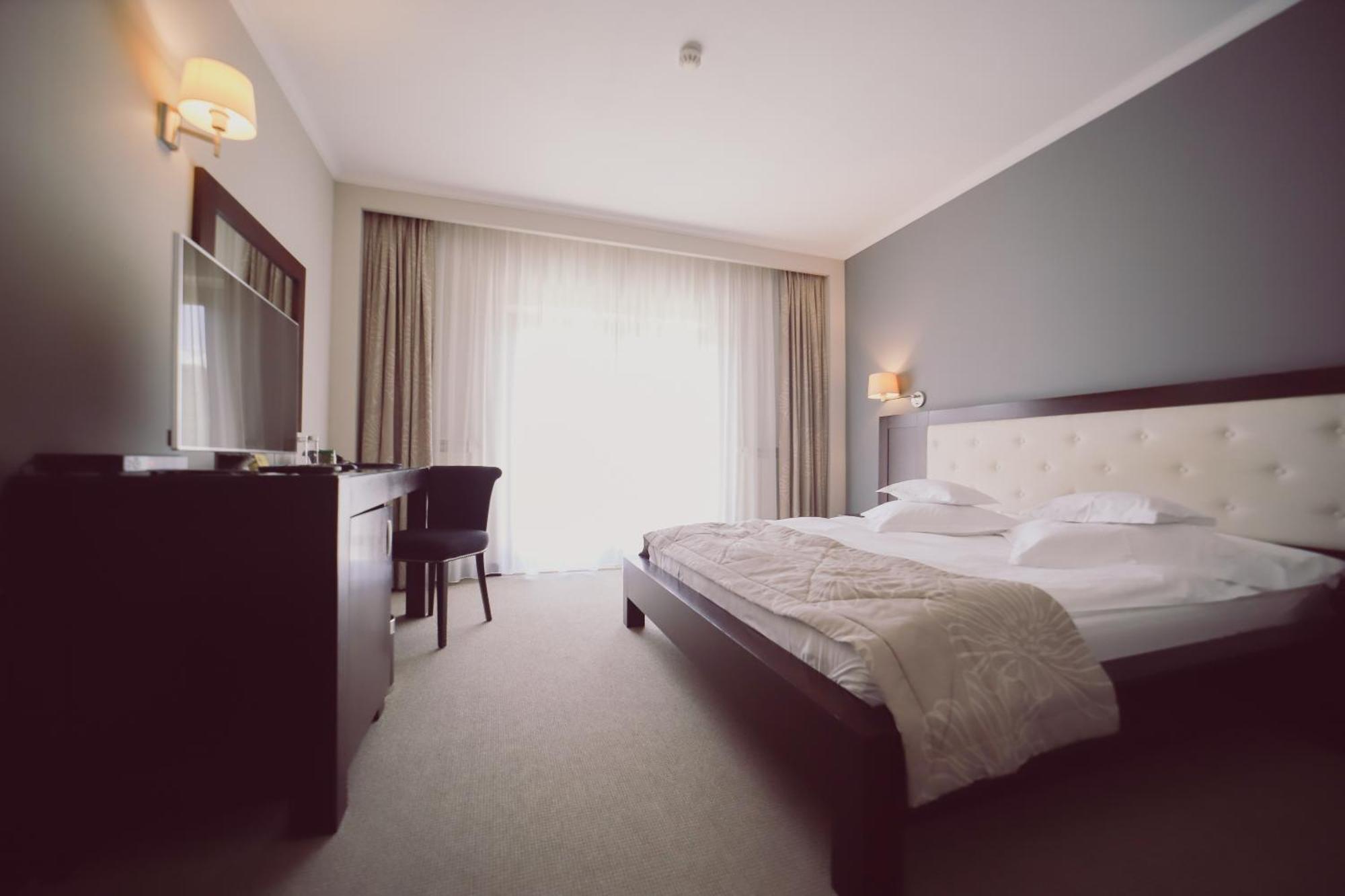 Hotel Helen Bacau Bagian luar foto