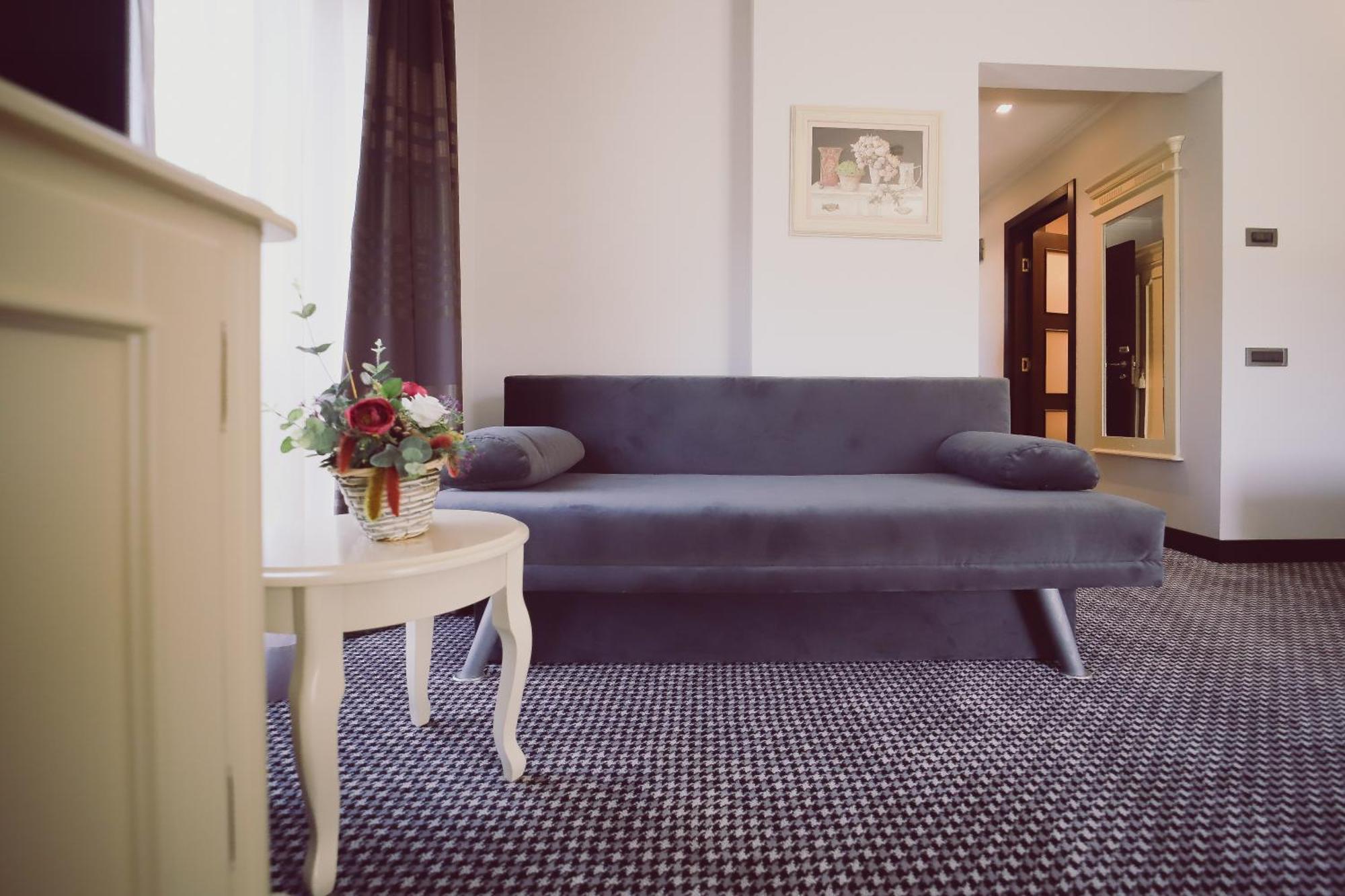 Hotel Helen Bacau Bagian luar foto