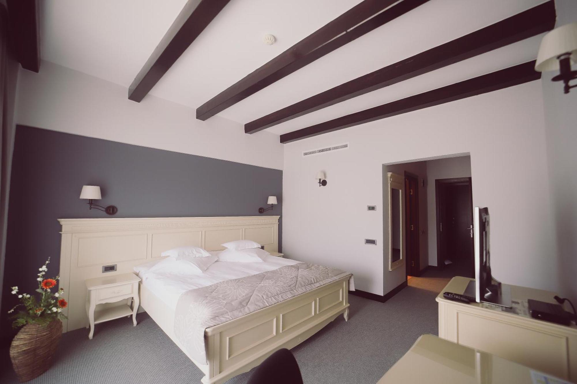 Hotel Helen Bacau Bagian luar foto