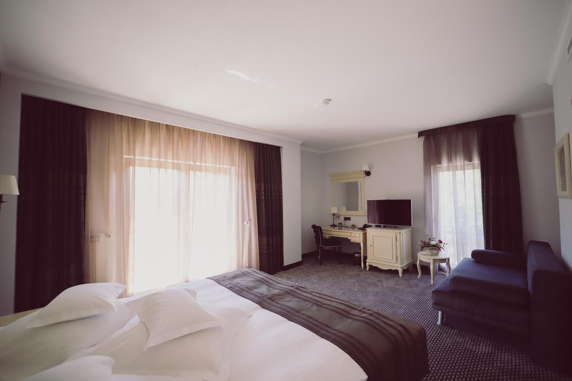 Hotel Helen Bacau Bagian luar foto