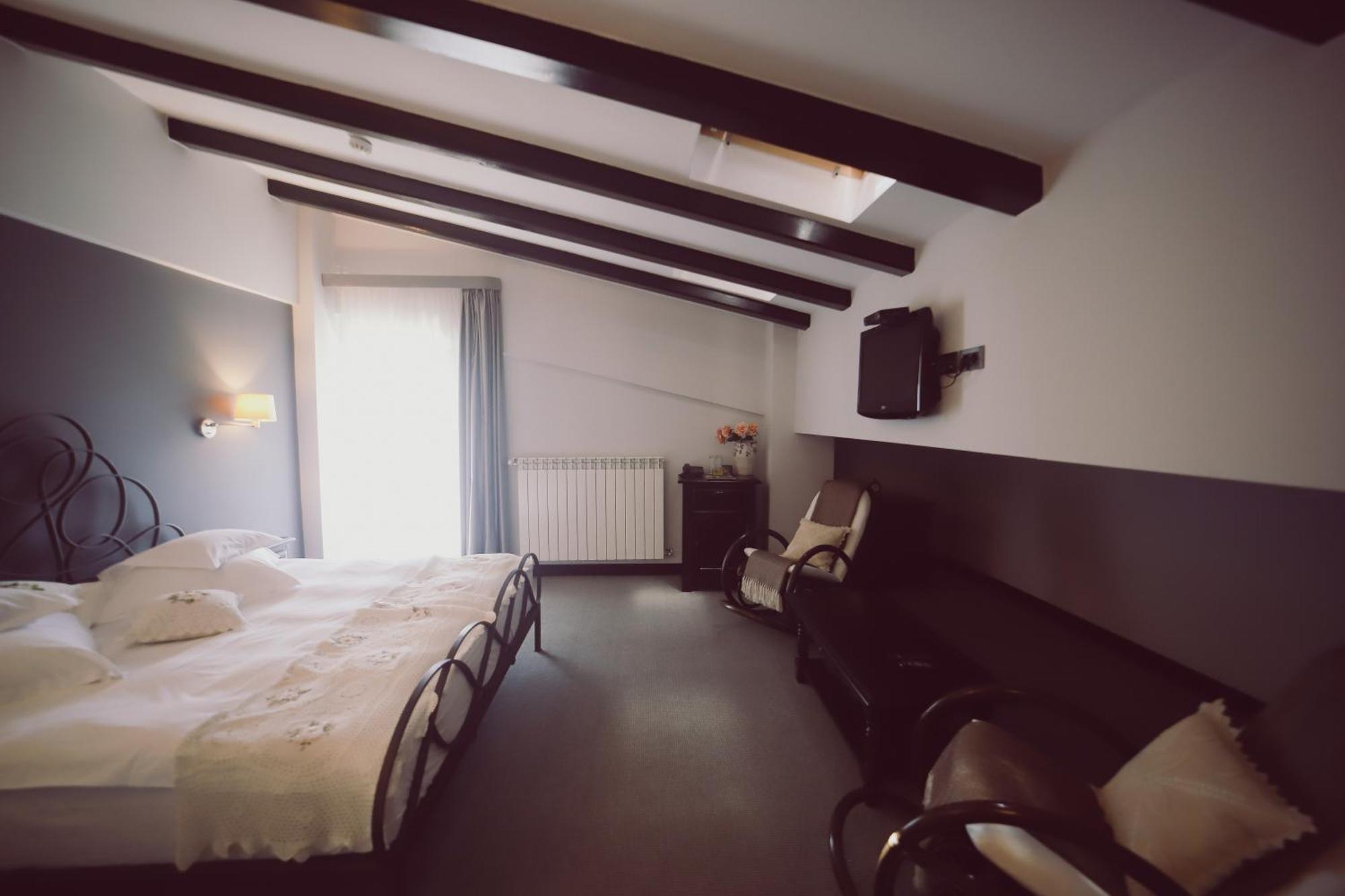Hotel Helen Bacau Bagian luar foto