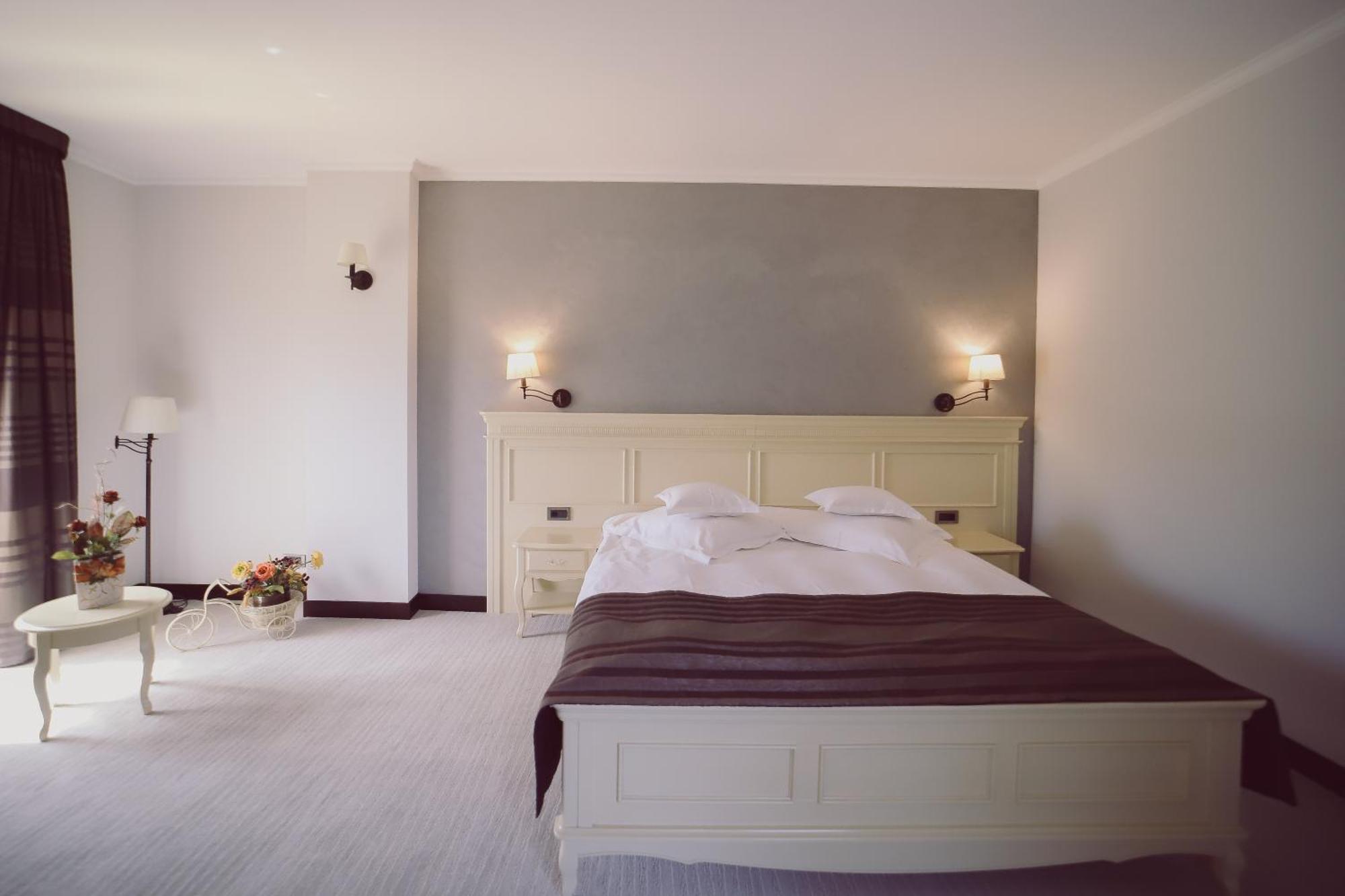 Hotel Helen Bacau Bagian luar foto