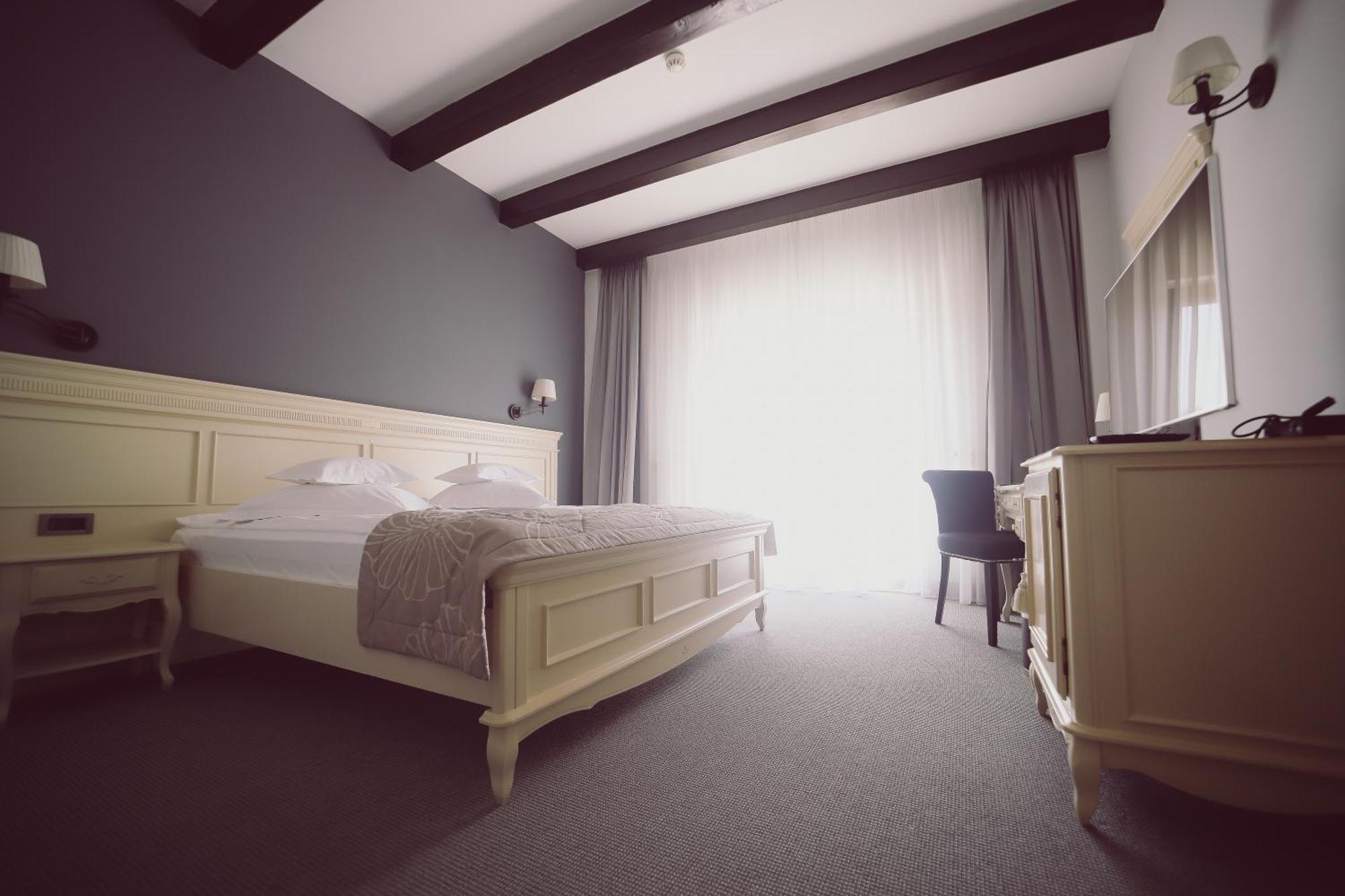 Hotel Helen Bacau Bagian luar foto