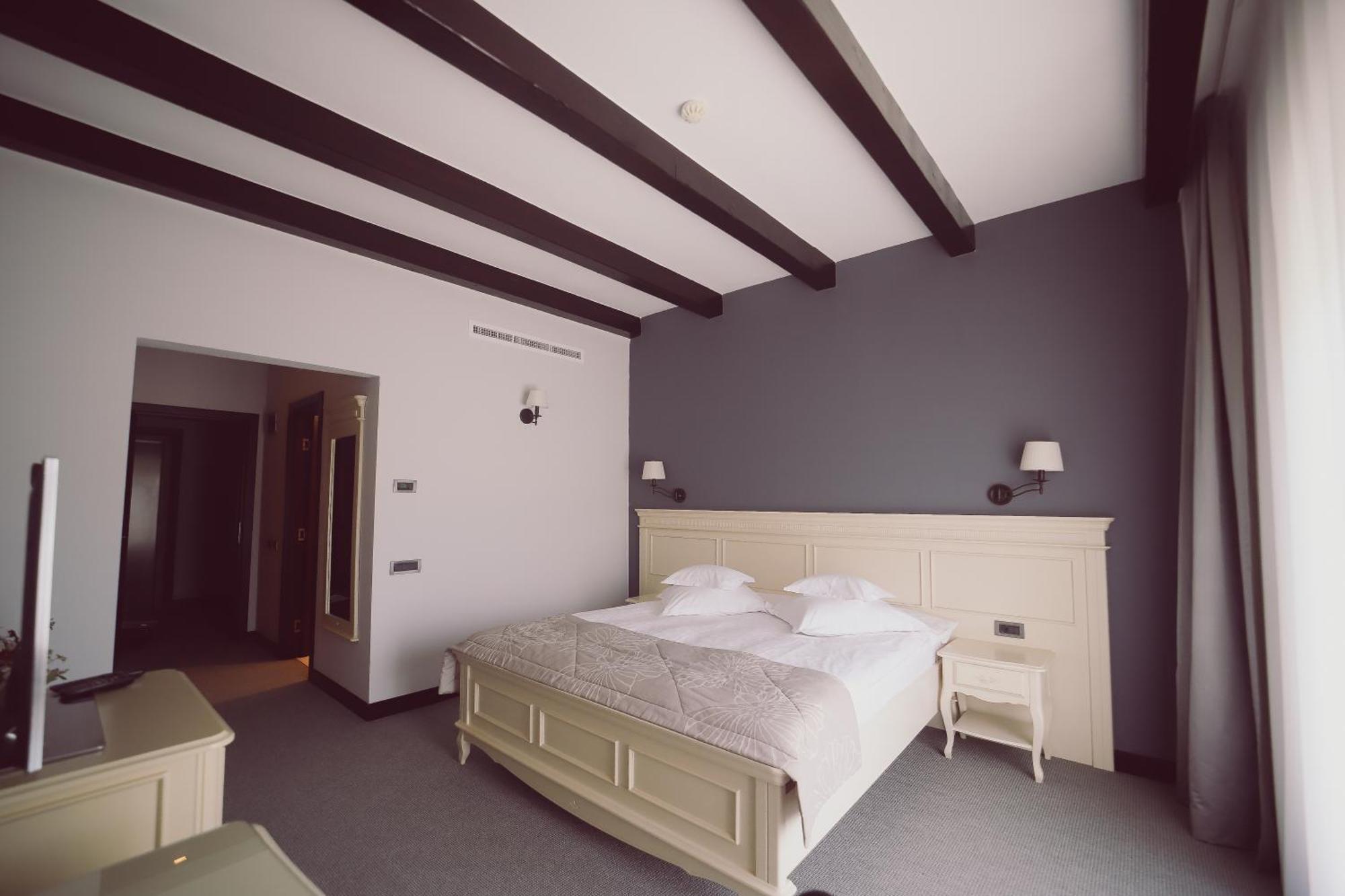 Hotel Helen Bacau Bagian luar foto