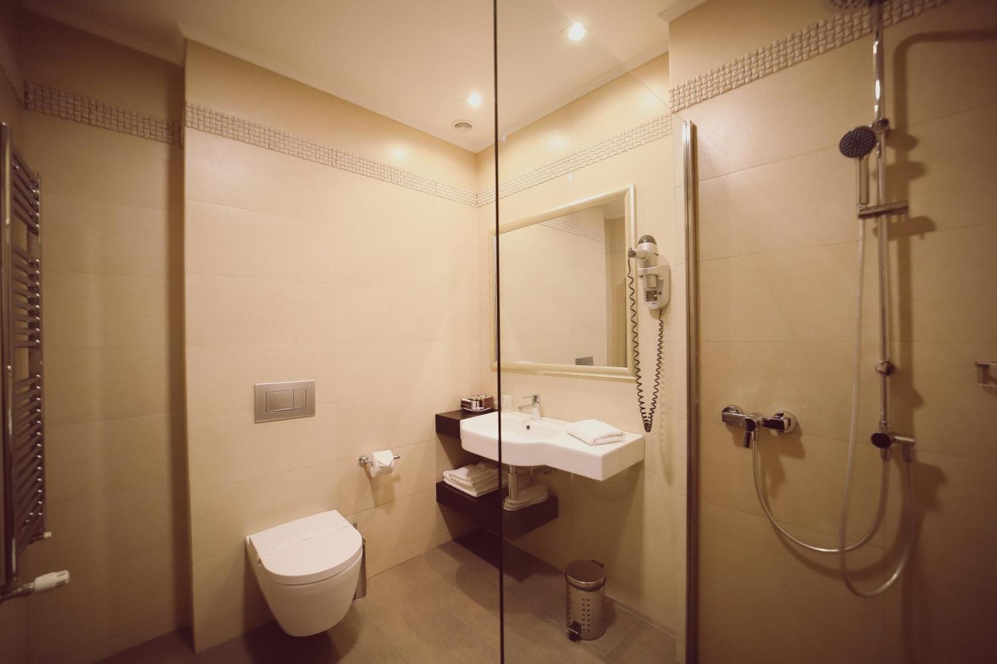 Hotel Helen Bacau Bagian luar foto