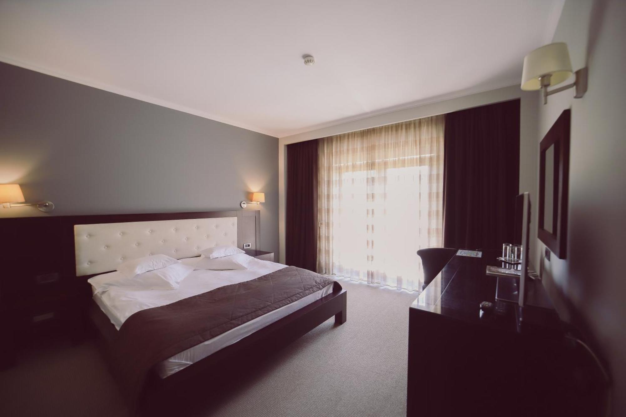 Hotel Helen Bacau Bagian luar foto