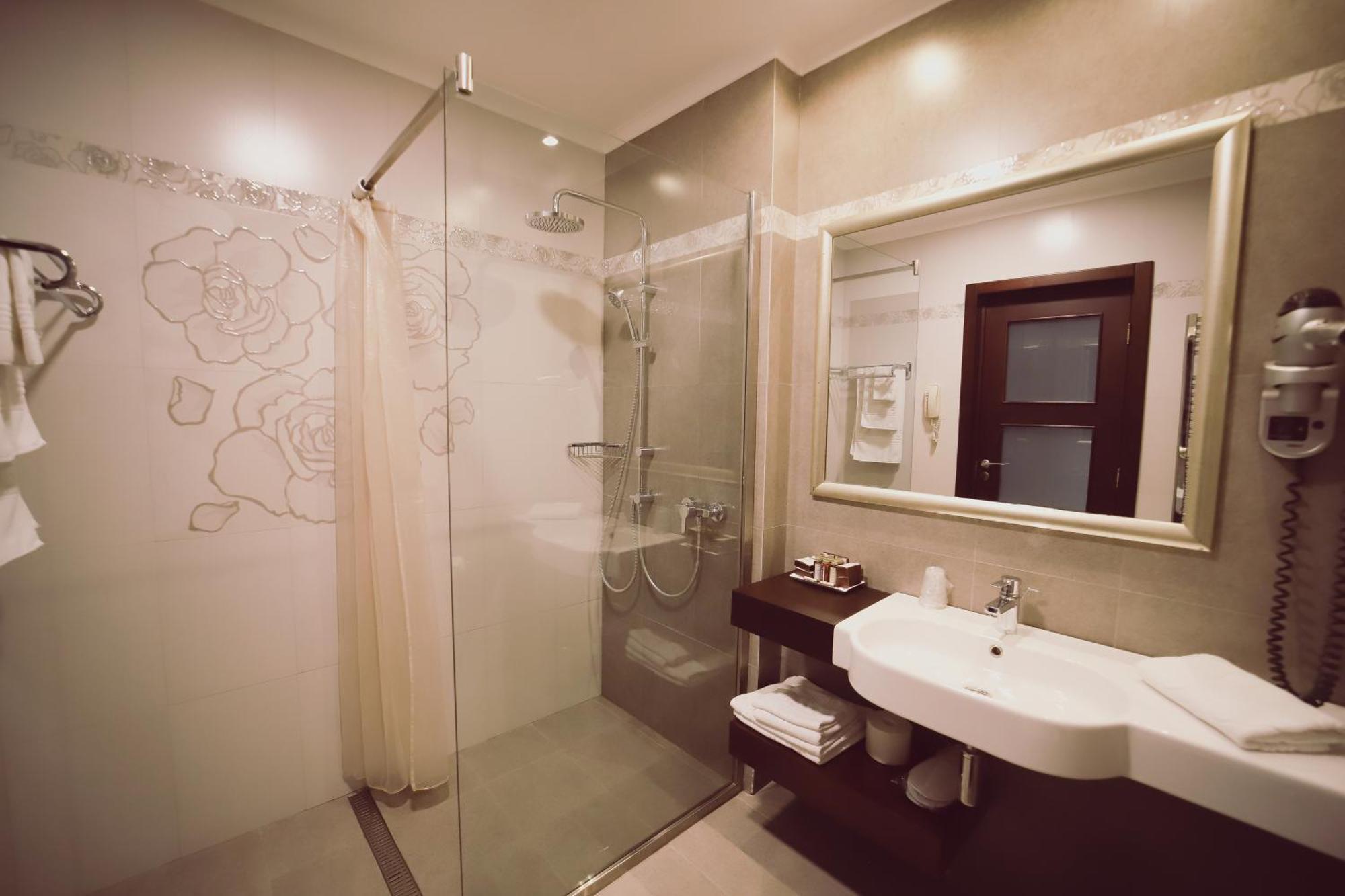 Hotel Helen Bacau Bagian luar foto
