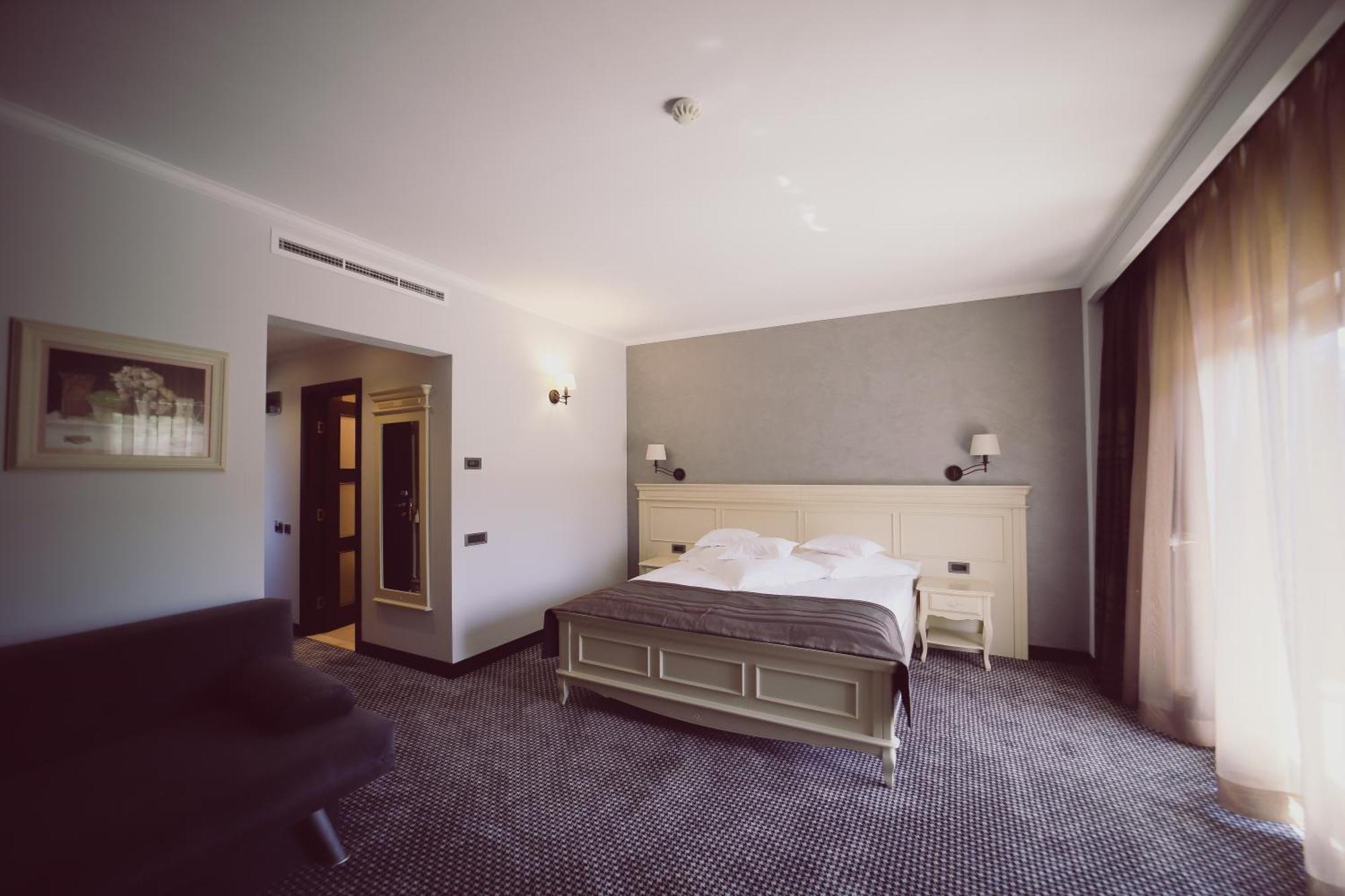 Hotel Helen Bacau Bagian luar foto