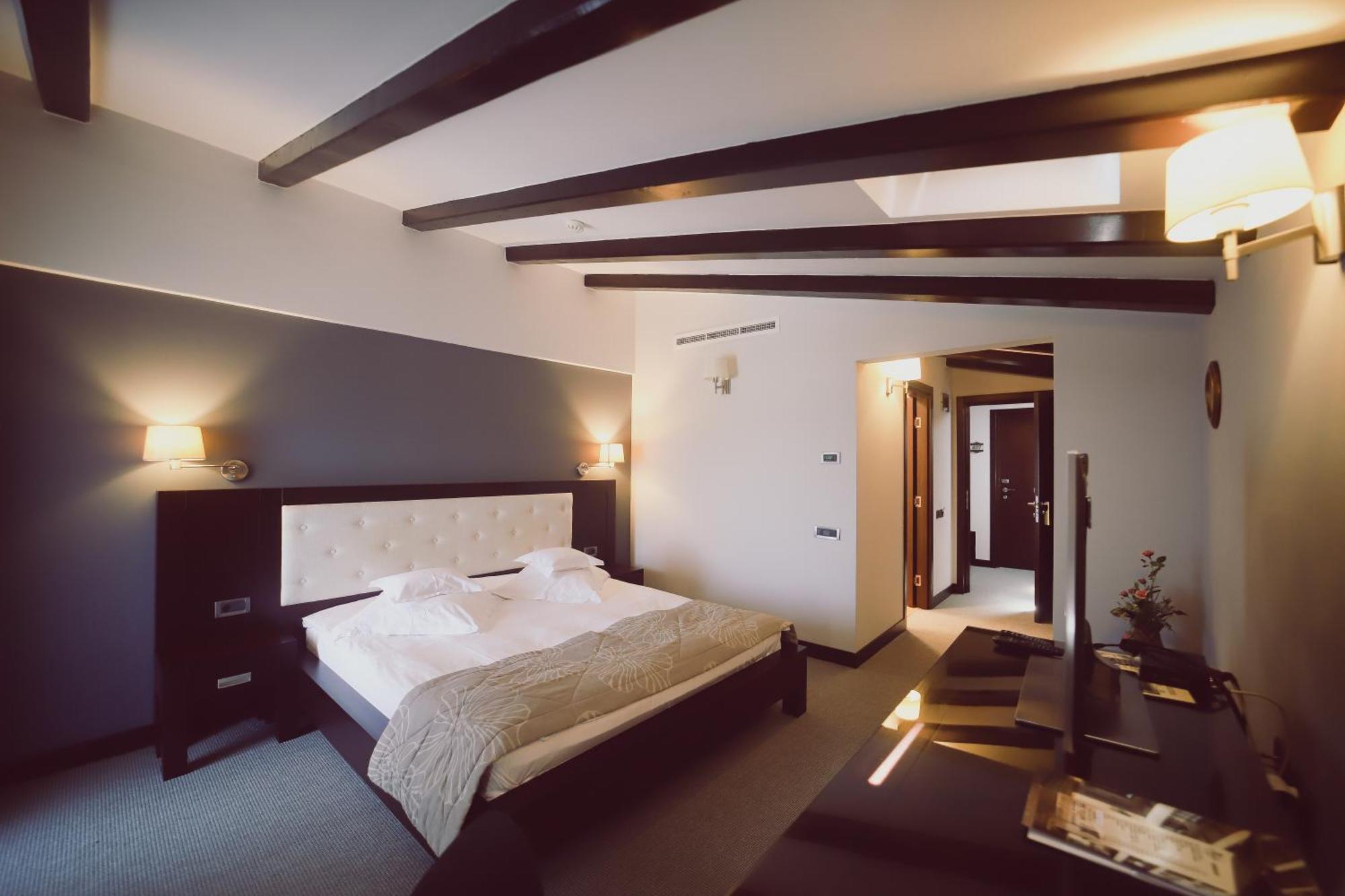 Hotel Helen Bacau Bagian luar foto