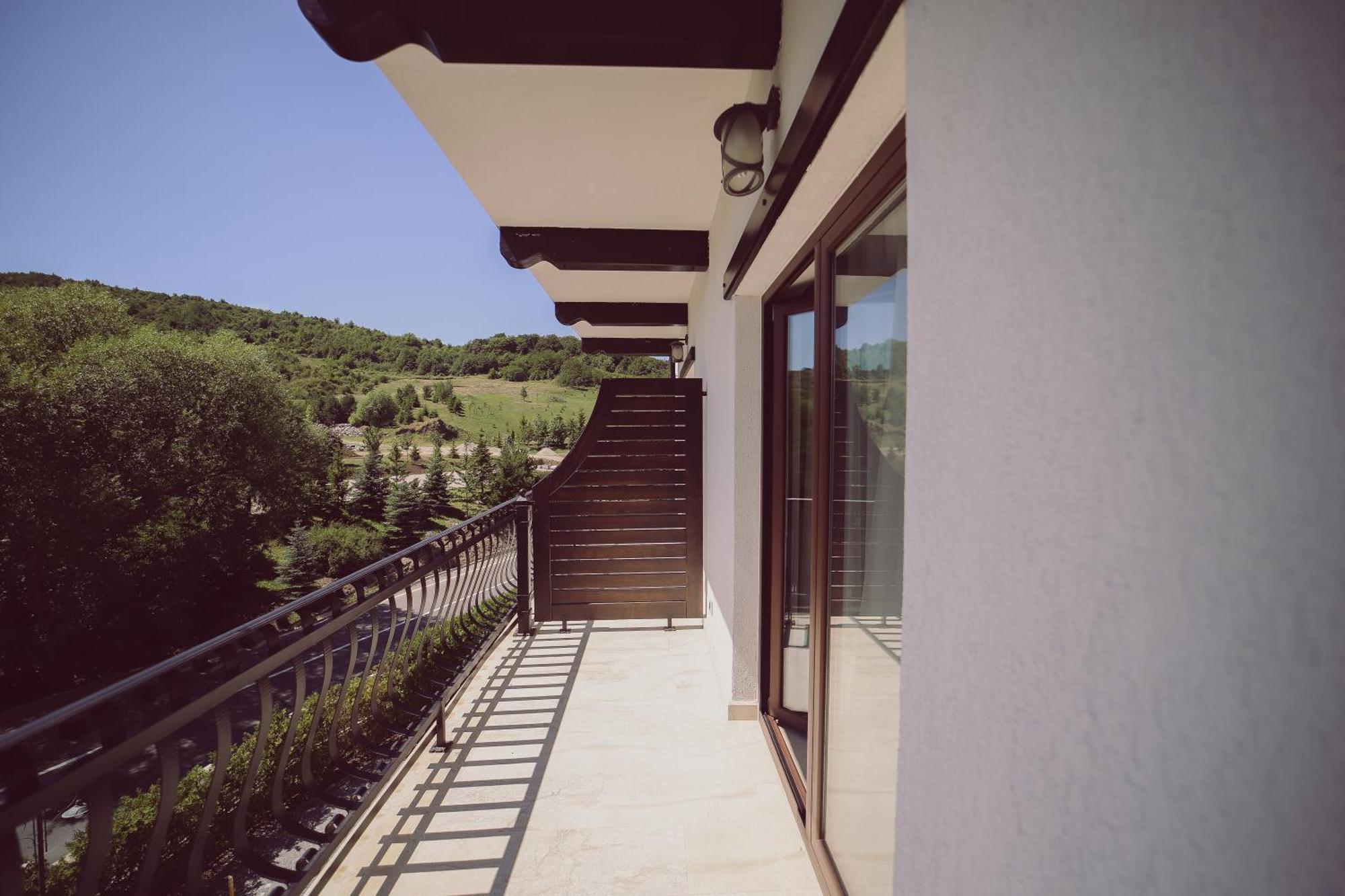 Hotel Helen Bacau Bagian luar foto