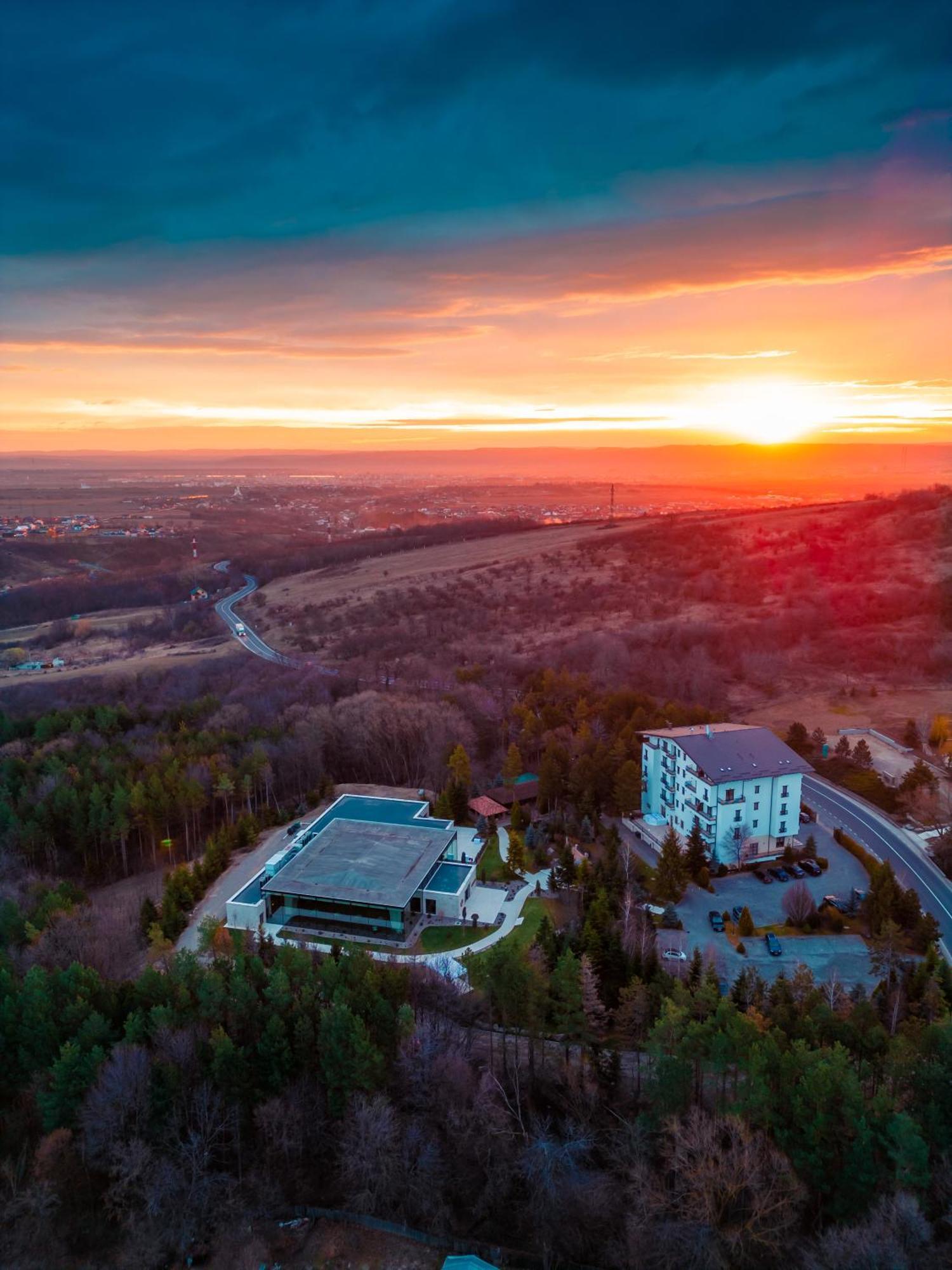Hotel Helen Bacau Bagian luar foto